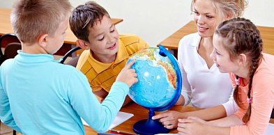 Globalne perspektywy edukacji – dlaczego warto wybrać szkołę z międzynarodową akre