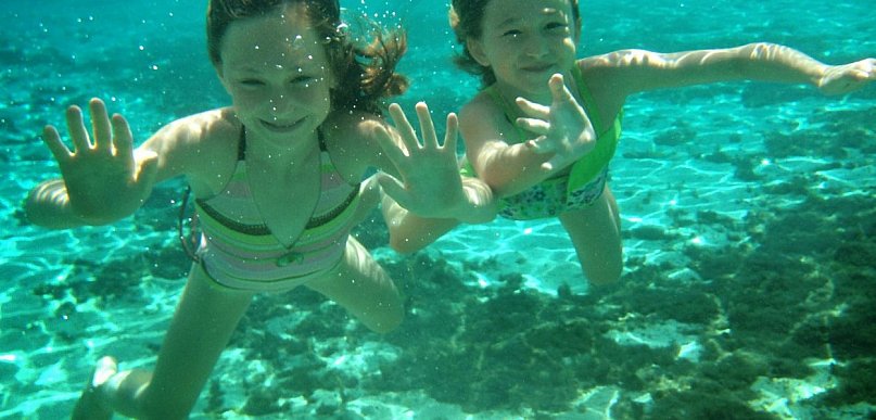 Kiedy wysłać dziecko na naukę pływania? Sprawdź, czy to już ten moment – zanim wak