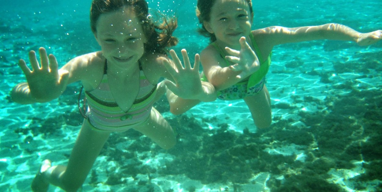 Kiedy wysłać dziecko na naukę pływania? Sprawdź, czy to już ten moment – zanim wak